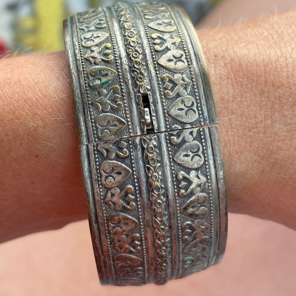 Antique ethnic hinged bracelet - Picture 4 of 6